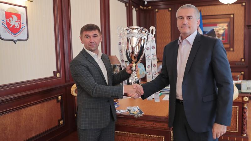 Сергей Аксёнов провёл встречу с президентом Крымского футбольного союза Юрием Ветохой